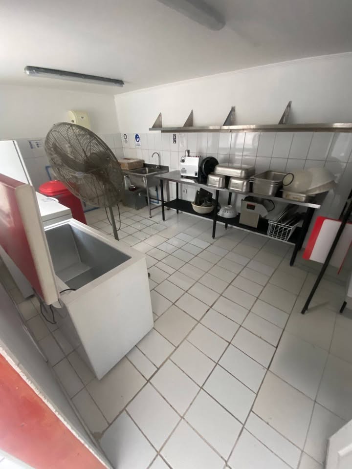 Se arrienda local comercial con resolución sanitaria