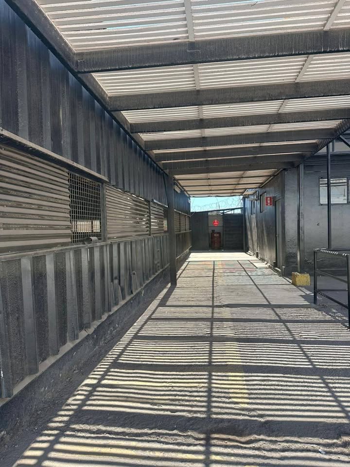 SE ARRIENDA AMPLIO GALPÓN CON OFICINAS APTO EMPRESA