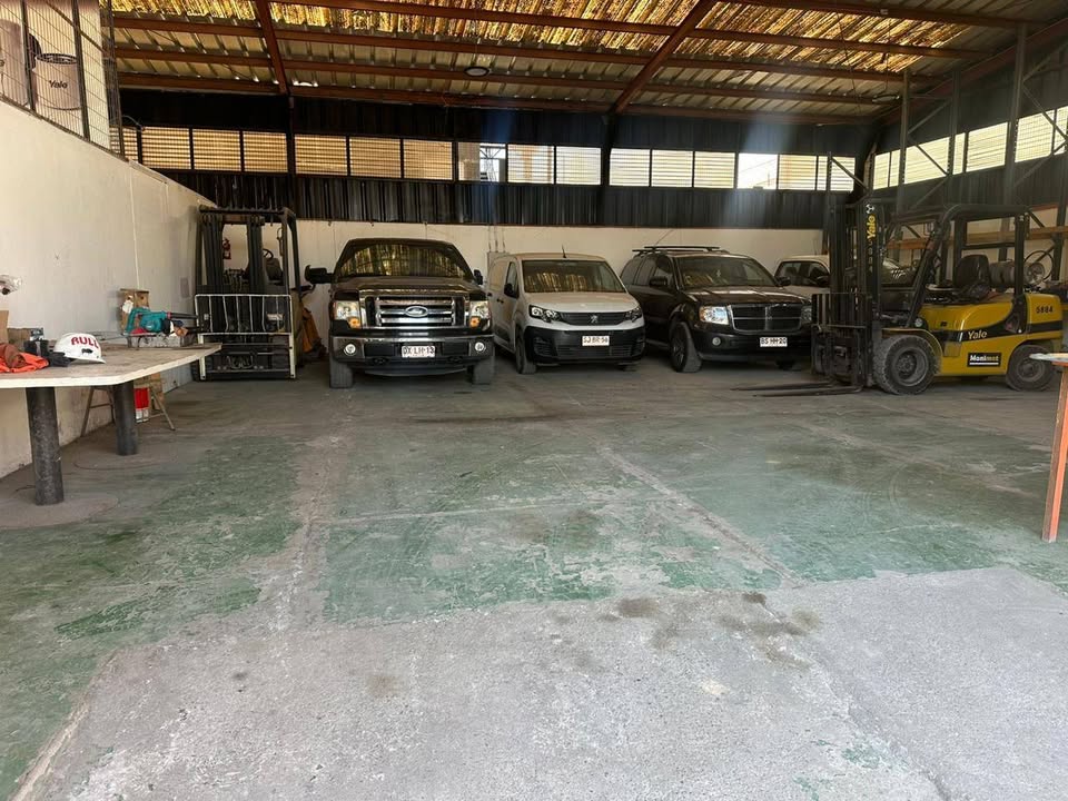 SE ARRIENDA AMPLIO GALPÓN CON OFICINAS APTO EMPRESA