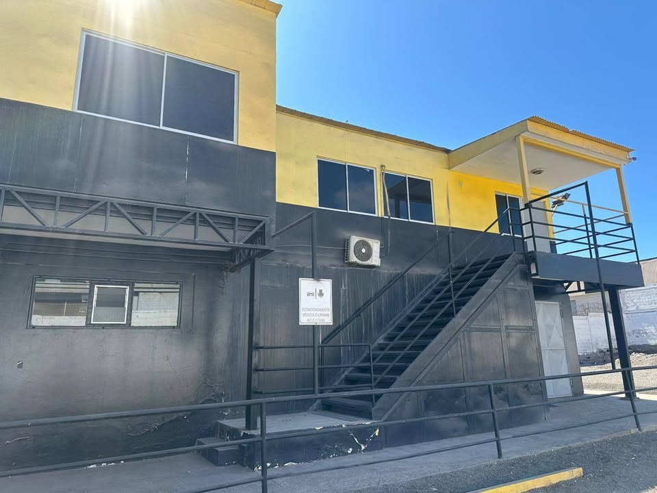 SE ARRIENDA AMPLIO GALPÓN CON OFICINAS APTO EMPRESA